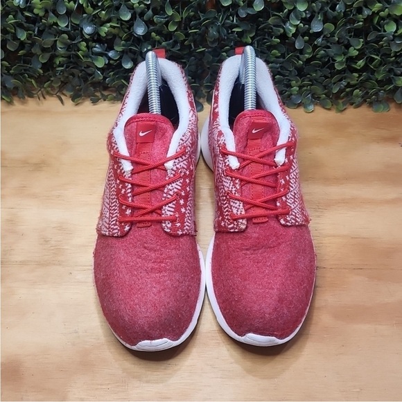 Nike Women's Roshe One Winter Red Sneakers Size 6.5 - Picture 2 of 7